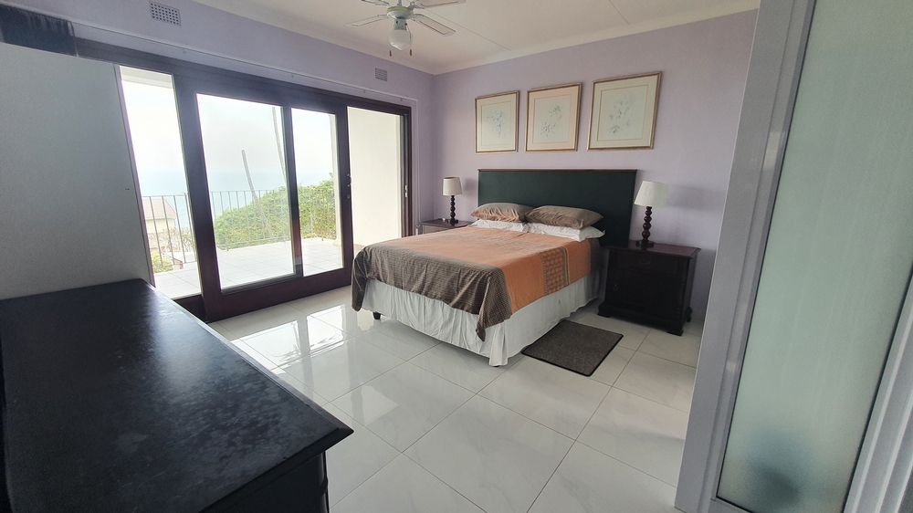 Ocean Breeze: Upstairs bedroom (en suite shower, toilet)